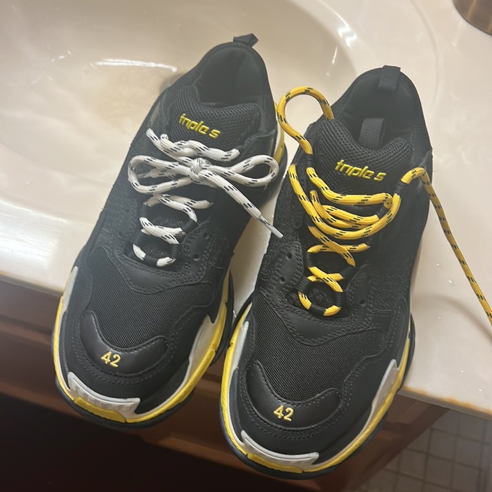 I’m selling balenciaga triple s - Picture 4 of 6